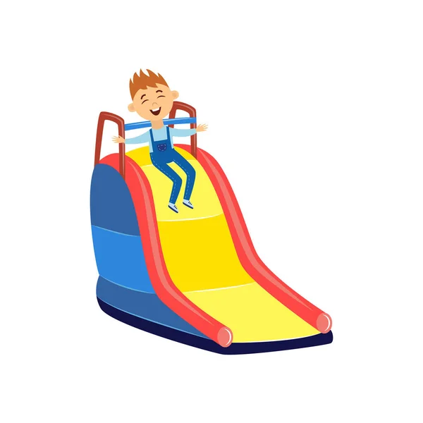 Щасливий маленький хлопчик ковзає вниз барвистий жовтий слайд — стоковий вектор