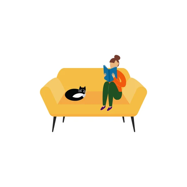 Mujer de dibujos animados sentada en un acogedor sofá amarillo leyendo un libro con gato negro — Archivo Imágenes Vectoriales