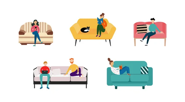 Diversas personas sentadas en el sofá o sofá plana vector ilustraciones conjunto aislado . — Archivo Imágenes Vectoriales