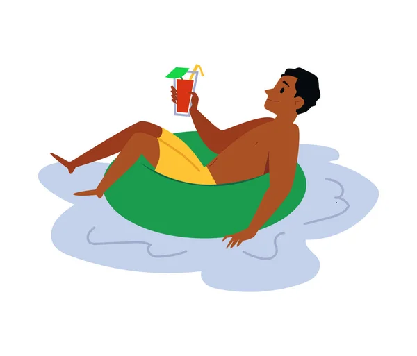 Hombre de dibujos animados en anillo inflable flotando en el agua con bebida de cóctel — Vector de stock