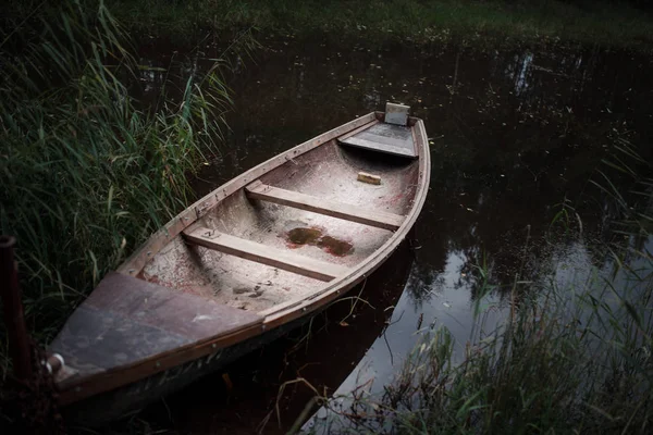 Деревянная Лодка Воде Трава Сбоку — стоковое фото