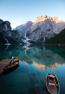 Emerald Mountain Gölü Braies. Tekne istasyonu. Ahşap iskele. İtalya 'da sabah manzarası
