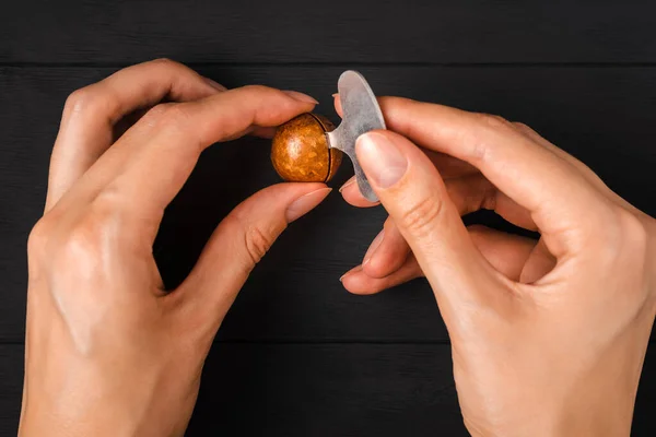 Eller Macadamia fındığını özel bir anahtarla açar.