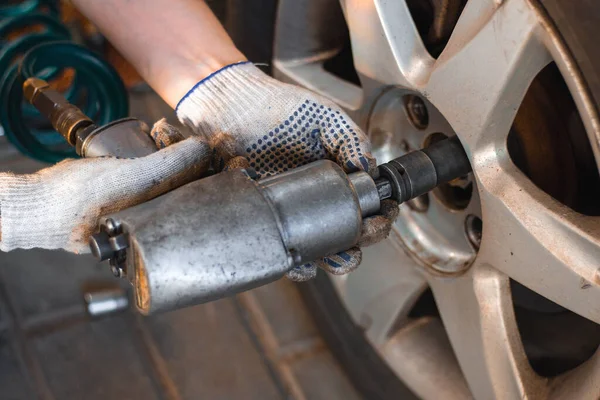 Desatornillar la rueda con una llave neumática — Foto de Stock