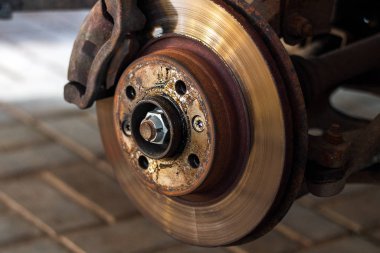 Tekerleği olmayan eski paslı bir merkez. Kapat.