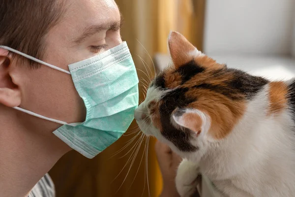 Een Man Met Een Medisch Masker Oog Oog Met Een — Stockfoto