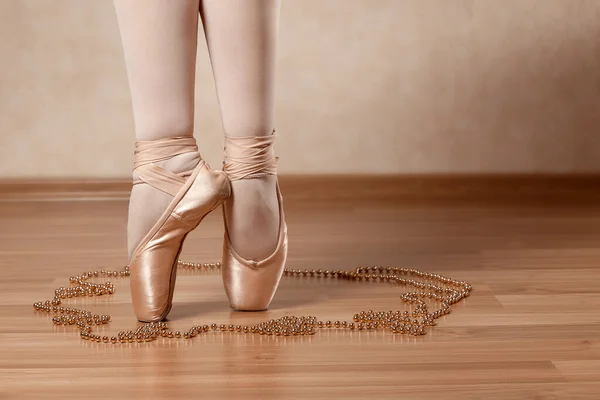 Ballerina Feet Pointe Shoes Circle Beads Wooden Floor Close — Stock Photo, Image