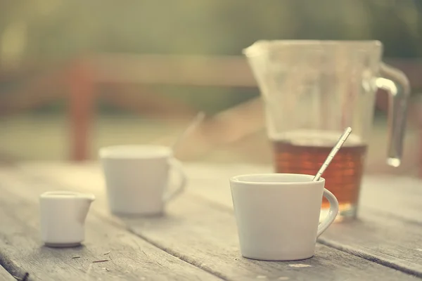 Foto vintage de una taza de té sobre una mesa de madera —  Fotos de Stock