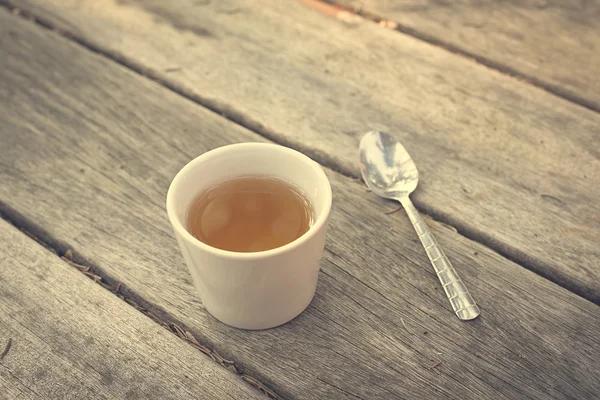 Foto vintage de una taza de té sobre una mesa de madera —  Fotos de Stock
