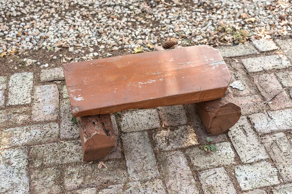 Closeup photo of a small wooden bench — Stock Photo, Image