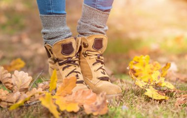 Kahverengi deri çizme bir kadının bacakları ile