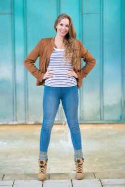 Güzellik kadını kamera için poz