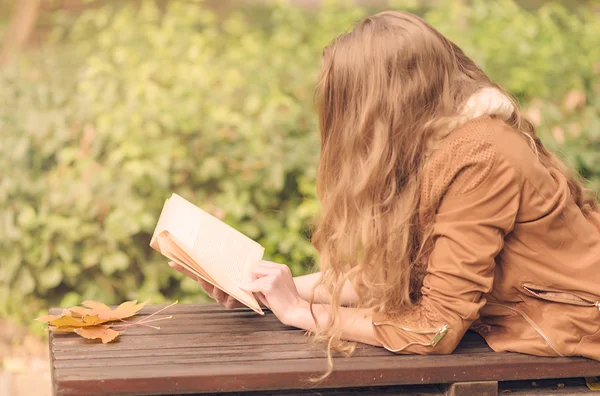 Güzellik kadın parkta bir kitap okuma — Stok fotoğraf