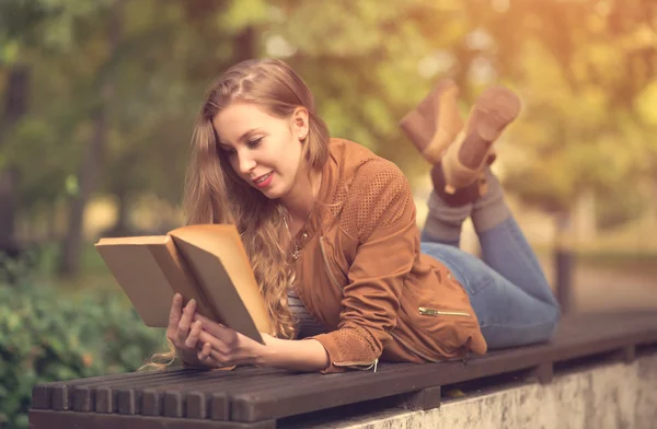 Güzellik kadın parkta bir kitap okuma — Stok fotoğraf