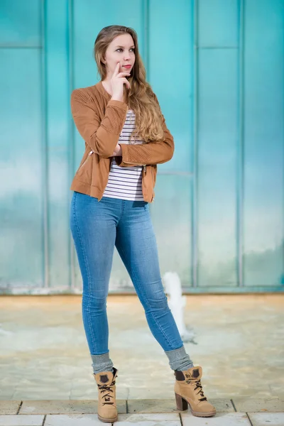 Mujer de belleza posando para la cámara — Foto de Stock