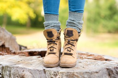 Kahverengi deri çizme bir kadının bacakları ile