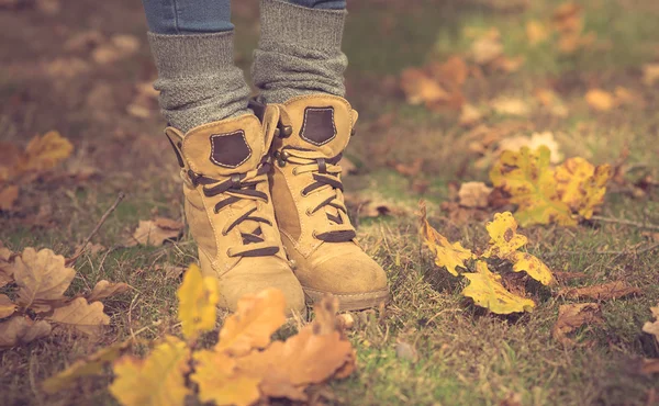 Botte en cuir marron avec les jambes d'une femme — Photo