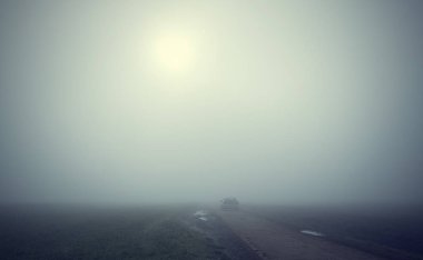 Toprak yol sisli gün arabaya ile