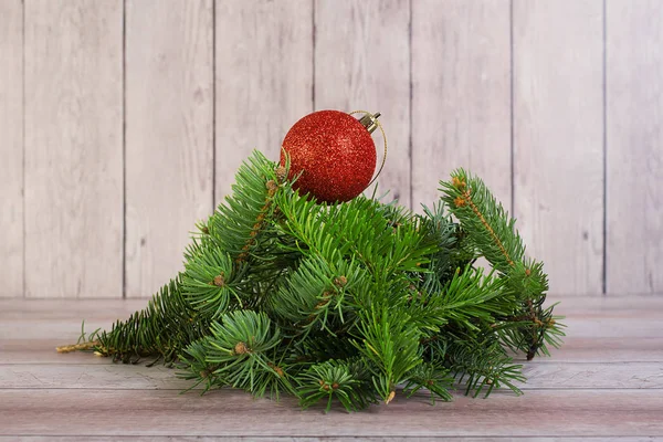 Christmas fir grenar på en träskiva — Stockfoto
