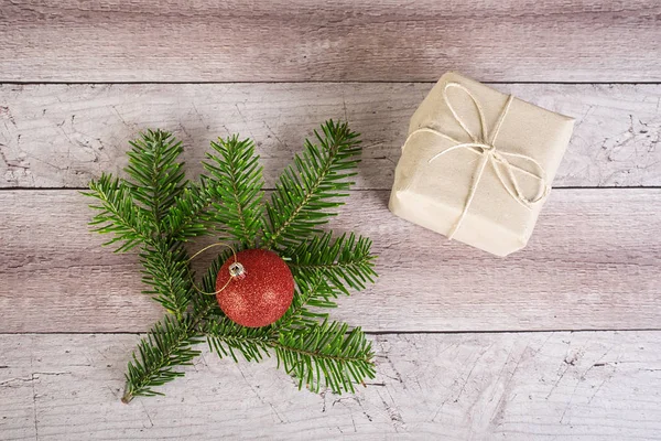 Abeto de Navidad en una tabla de madera — Foto de Stock