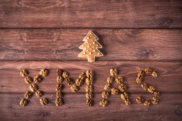 Schrieb Weihnachtstext mit Nussbaum auf Holz — Stockfoto