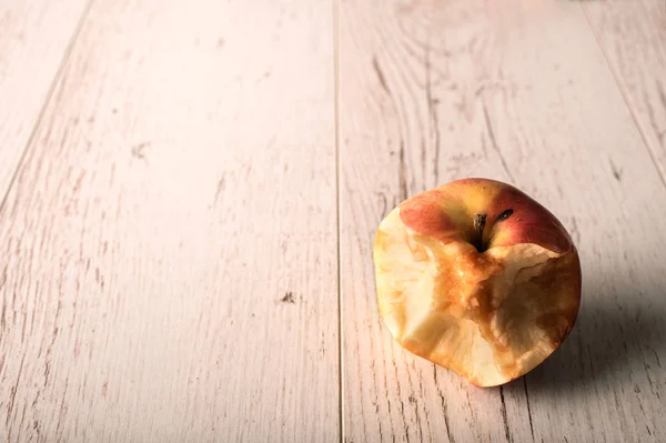 Apfel beißt mit den Zähnen auf Holz — Stockfoto