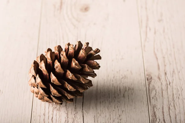木製の背景に松のコーン — ストック写真