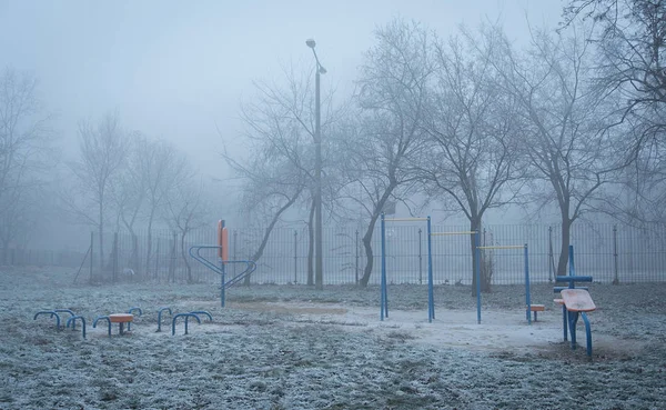 Parque público y equipo de fitness un día de niebla —  Fotos de Stock