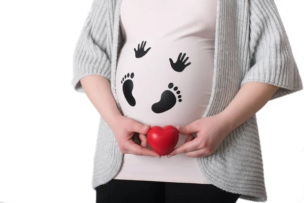Fotografie těhotné ženy držící červené srdce tvar — Stock fotografie