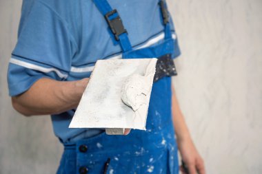 İş yerinde eller sıvacı