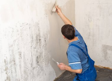 İş yerinde eller sıvacı