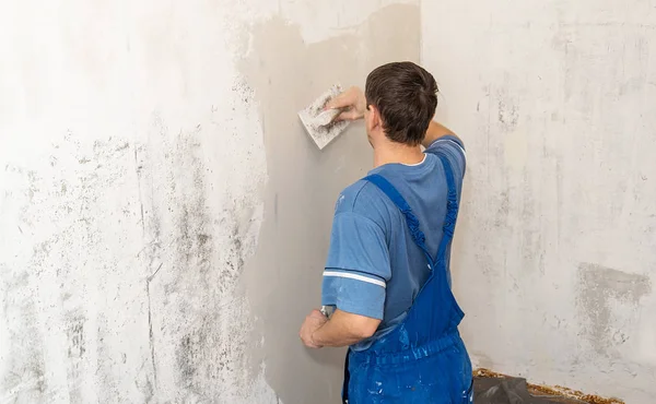 Mãos de gesso no trabalho — Fotografia de Stock