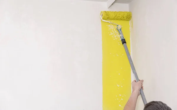 Pittore utilizzare rullo di vernice — Foto Stock