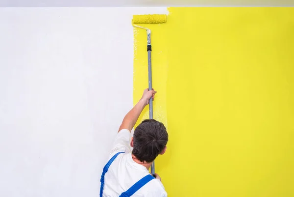 Pintor use rolo de pintura — Fotografia de Stock