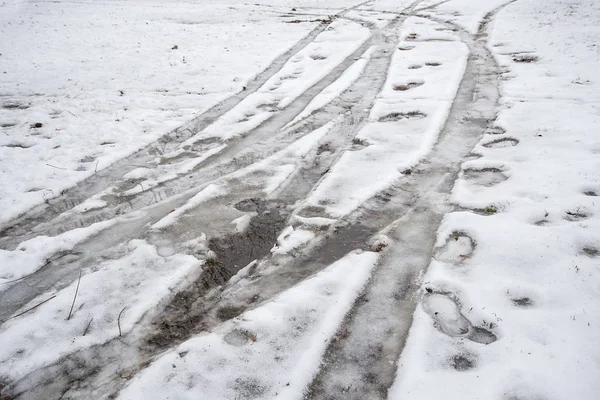 Pneu de voiture piste dans la neige — Photo