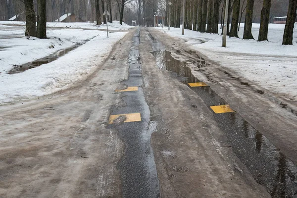 Pneu de voiture piste dans la neige — Photo