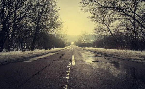Винтажное фото дороги в зимний день — стоковое фото