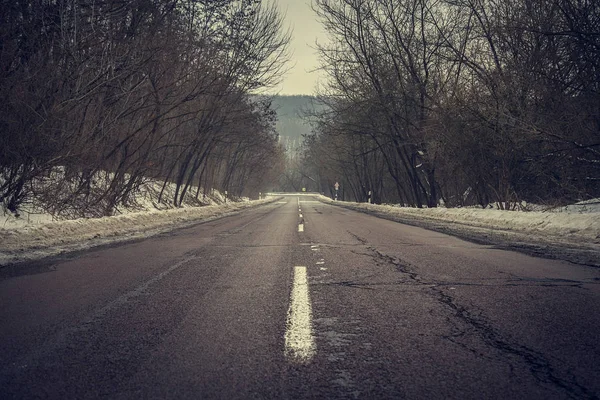 Винтажное фото дороги в зимний день — стоковое фото