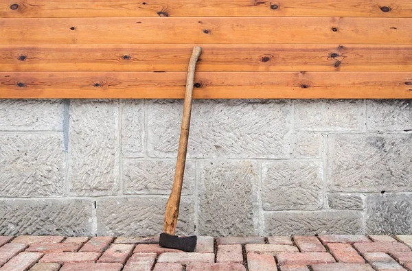 Ax près de la maison à la campagne — Photo