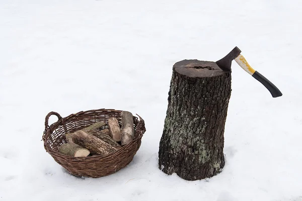 Axt Holz Brennholzstumpf — Stockfoto