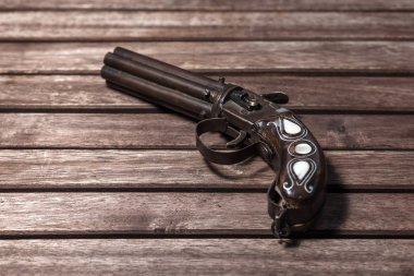 Ahşap arka plan üzerinde eski, retro silah
