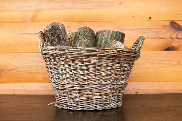 Drewno kominkowe w starych wiklinowy koszyk — Zdjęcie stockowe