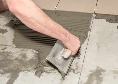 Ev geliştirme, yenileme. İnşaat işçisi fayans, seramik kaplama malzemeleri.