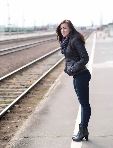 Bir tren bekliyorsun güzel kadın — Stok fotoğraf