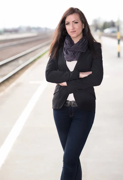 Hermosa mujer de pie en la estación de tren —  Fotos de Stock
