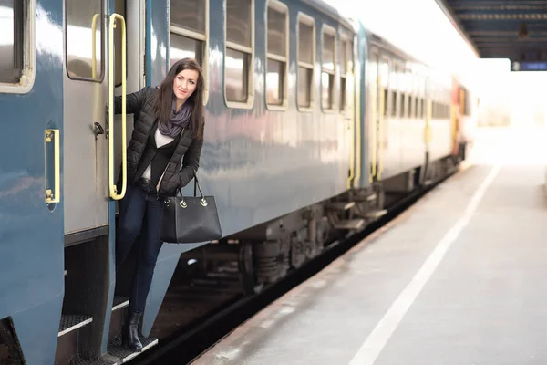 Foto de linda mujer en tren —  Fotos de Stock