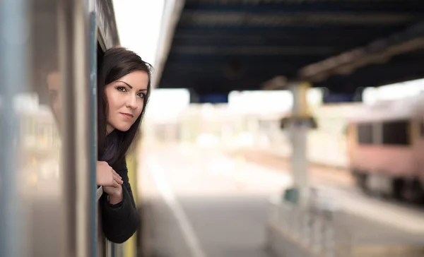 Mujer joven viajando en tren — Foto de Stock