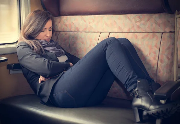 Mujer viajera durmiendo en un tren — Foto de Stock