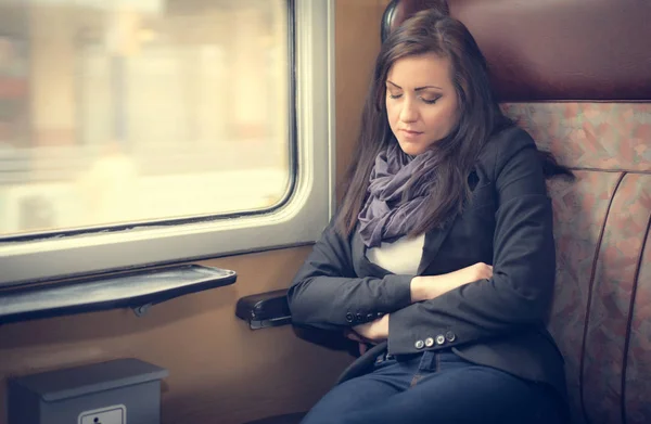 Ταξιδιώτης γυναίκα στον ύπνο σε ένα τρένο — Φωτογραφία Αρχείου