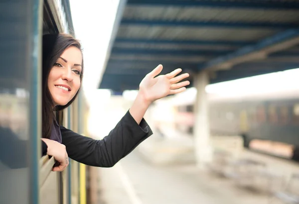 Mujer joven viajando en tren — Foto de Stock